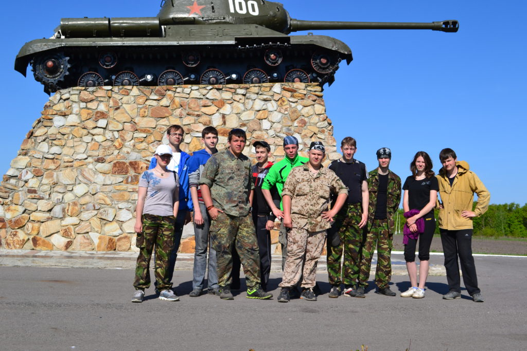участники экспедиции рядом с памятником танкистам